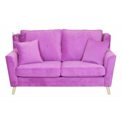 Różowa sofa na wysokich nóżkach