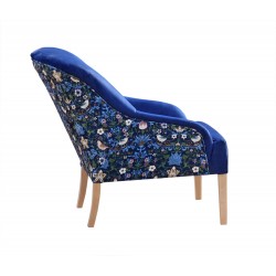 Miękki i wygodny fotel z wysokich nóżkach