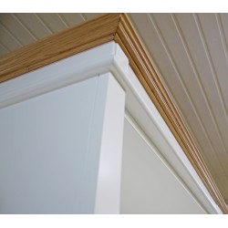 Biała biblioteczka z drabinką NO.14 cokół z litego drewna dębowego