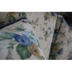 Rosaly 206 sofa w niebieskie kwiaty