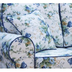 Rosaly 206 sofa w niebieskie kwiaty