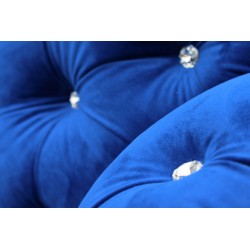 Fotel z wysokim oparciem w stylu chesterfield