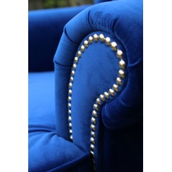 Fotel z wysokim oparciem w stylu chesterfield