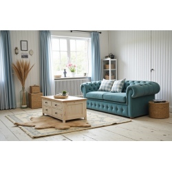 Pikowana kanapa w pastelowo niebieskim pluszu Chesterfield Retro 190 cm