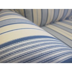 Kanapa w tkaninie w pasy