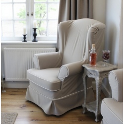 Fotel z wysokim oparciem i falbaną Federica