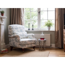 Fotel w stylu francuskim w tkaninie w scenki rodzajowe