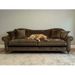 Tiara 230 – elegancka welurowa sofa w stylu angielskim z głębokim siedziskiem