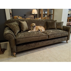 Tiara 230 – elegancka welurowa sofa w stylu angielskim z głębokim siedziskiem