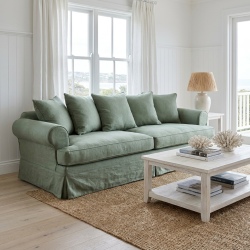 Oliwkowa sofa Samantha 200 cm ze ściąganym pokrowcem i fartuchem w jasnym salonie
