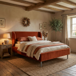 Łóżko Frou Frou – aksamitne ciepło w rustykalnym sercu domu