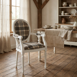 Bukowe krzesło medalionowe Luigi – tkanina w kratę i styl French Cottage